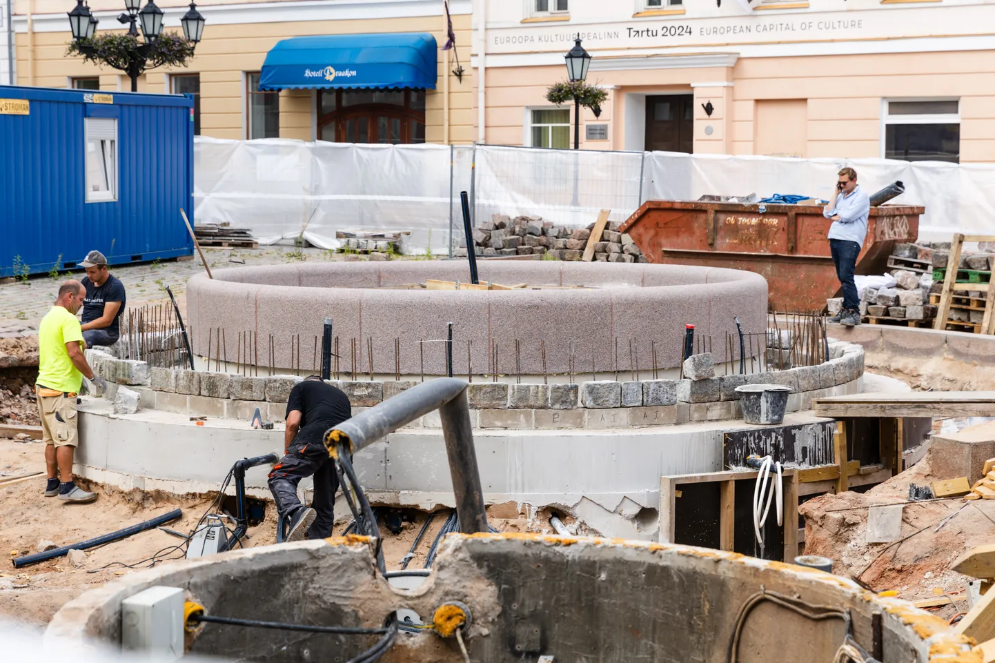 Neljapäeva pärastlõunal askeldasid raeplatsil purskkaevu ümbruses mitmed ehitusmehed, kelle osavad käed peaksid selle valmis saama oktoobri teiseks pooleks.